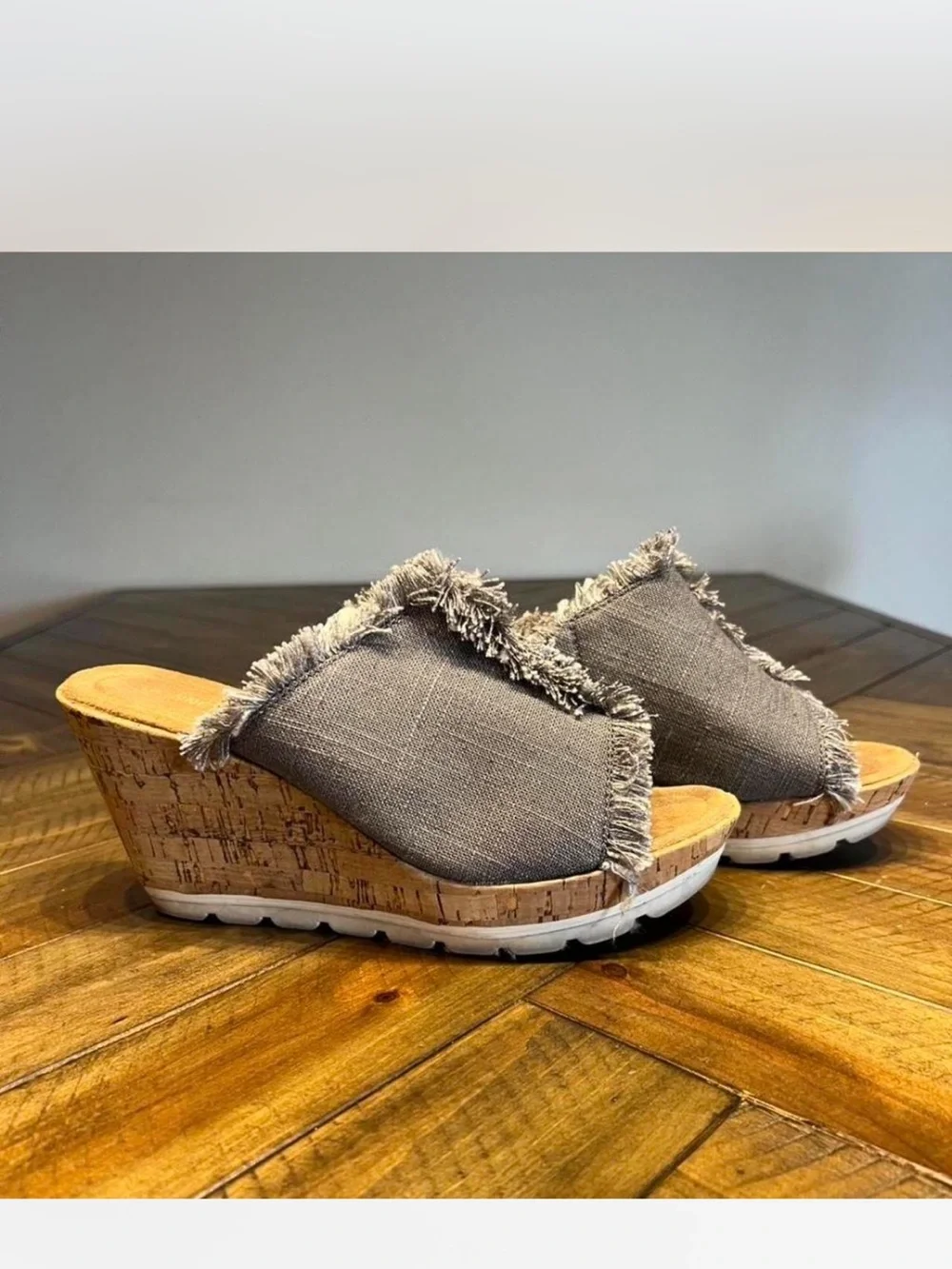 Minnetonka Gray Fringe Wedge Sandals with cork Sole women’s size 8